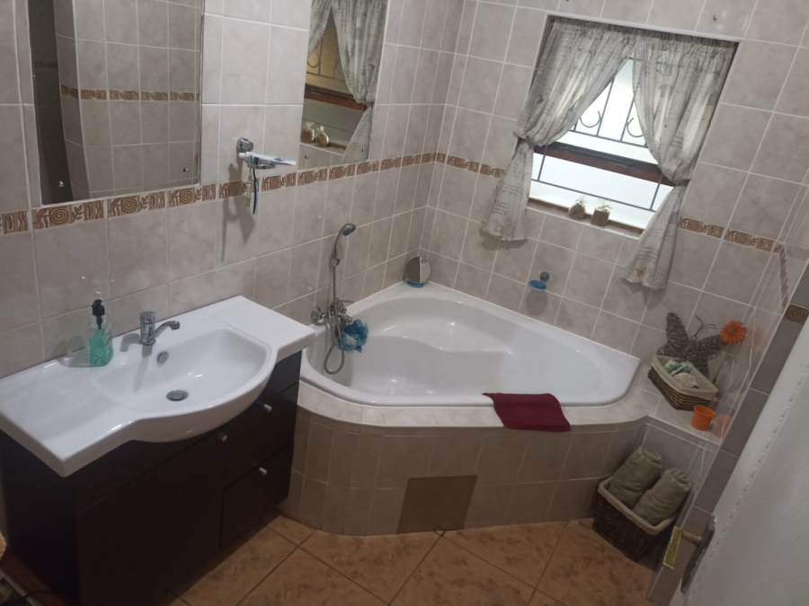 4 Bedroom Property for Sale in Heiderand Western Cape
